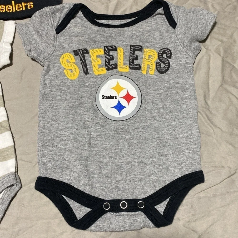 Pittsburgh Steelers infant onesies & beanie bundle size 0-3months